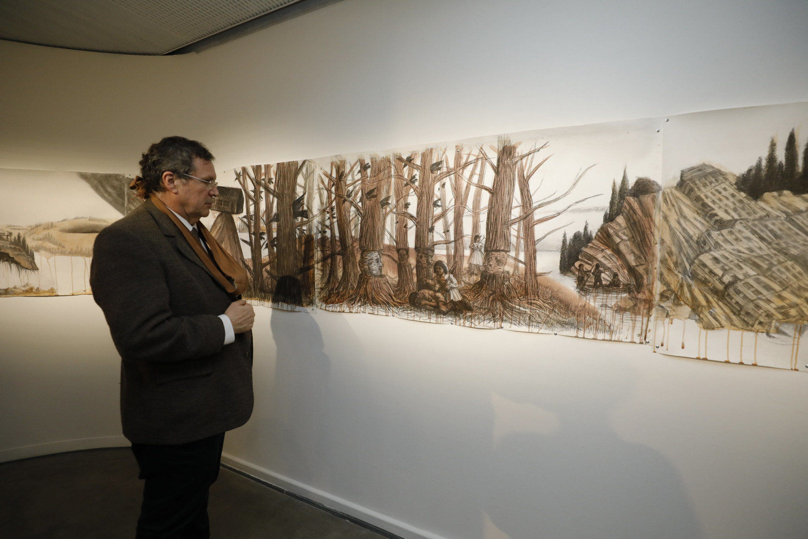 El ministro de Cultura de la Nación, Tristán Bauer, mira la exposición “Daniel Santoro: Panorama. El teatro de la memoria” en el Museo Nacional de Bellas Artes.