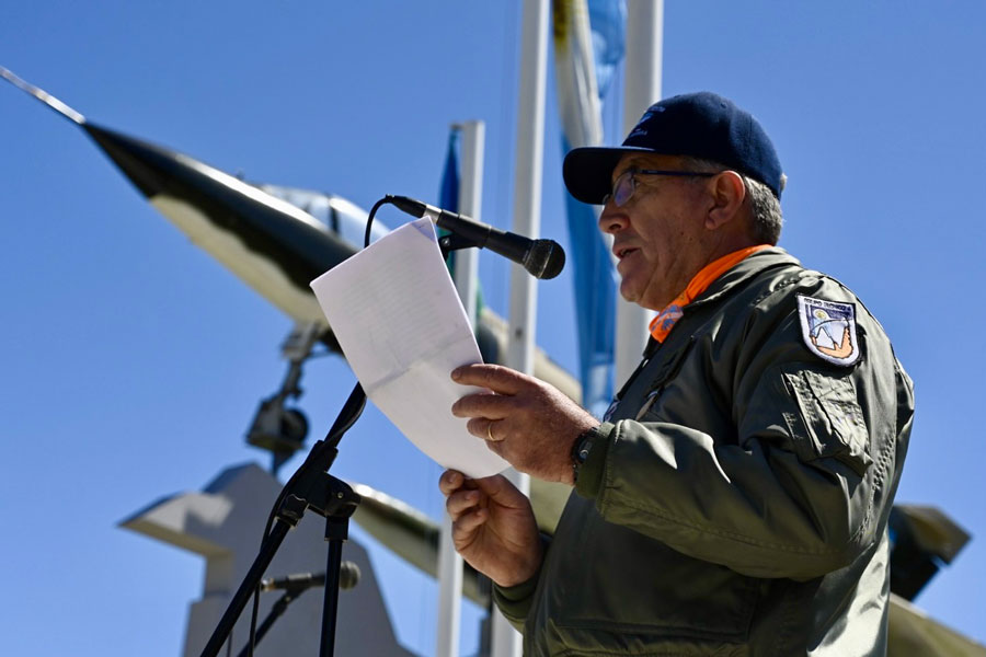 Suboficial mayor “VGM” (R) Daniel Vilchez brindando un discurso