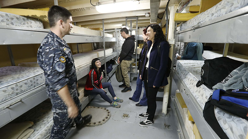 Miembros de la Fuerza Armada en una de las habitaciones del buque sanitario.