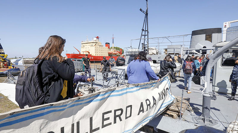 Integrantes del operativo de la Campaña Socio Sanitaria Fluvial están ingresando al buque para comenzar el recorrido.