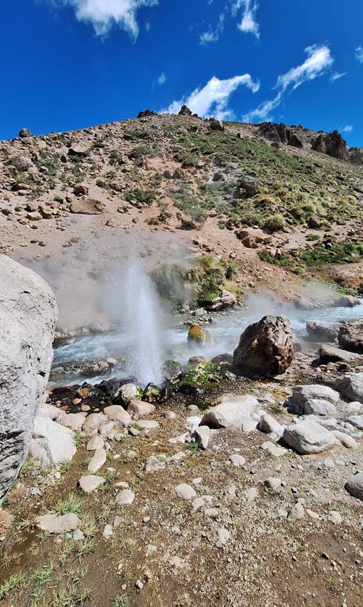 Actividad fumarólica en el arroyo Los Tachos.