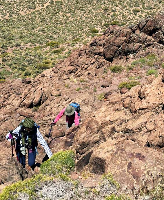 Profesionales del SEGEMAR investigando los depósitos originados por el volcán Domuyo.