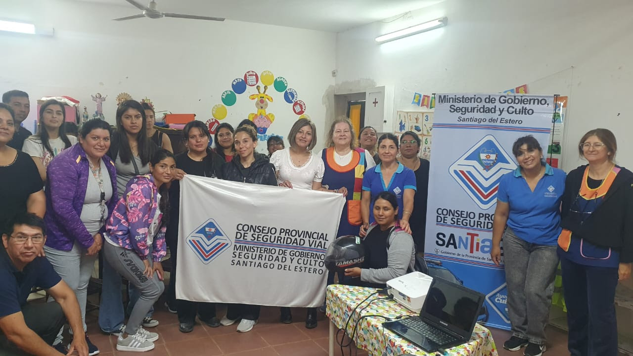 Miembros de escuelas reciben el taller de educación vial para alumnos denominado “Payasos en peligro”.