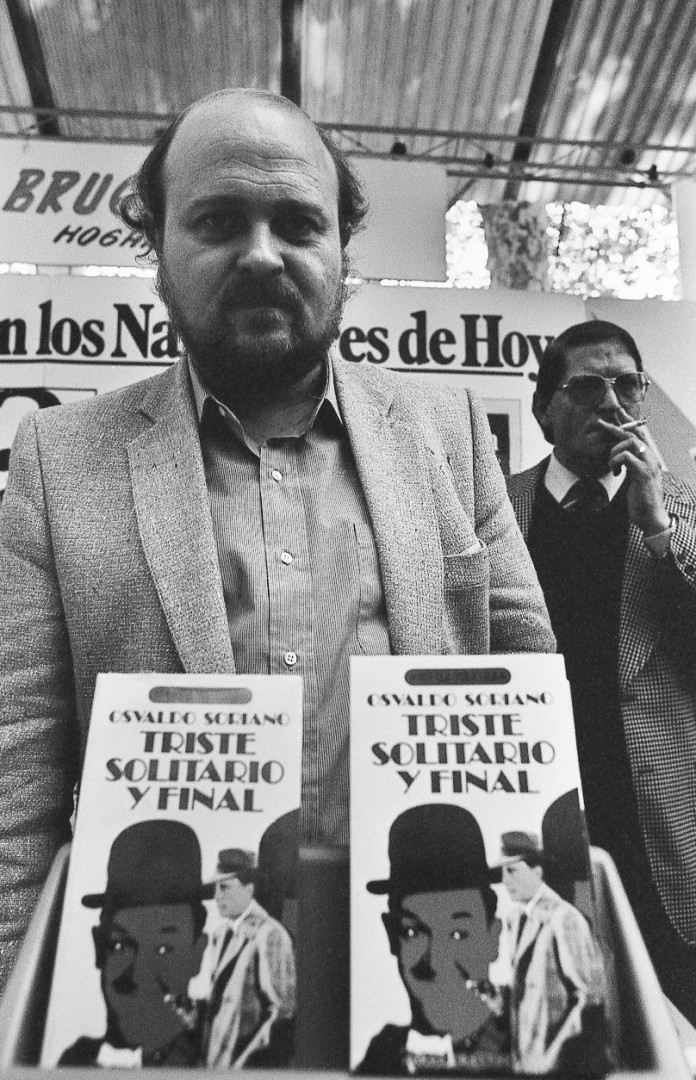 Osvaldo Soriano en la Feria del Libro de Madrid en 1982. Foto de Carlos Bosch. Archivo Carlos Bosch. Fototeca ARGRA.