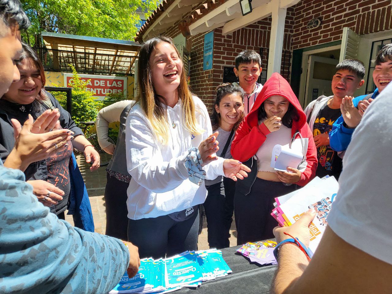 Jóvenes en el punto nformativo Quiero.