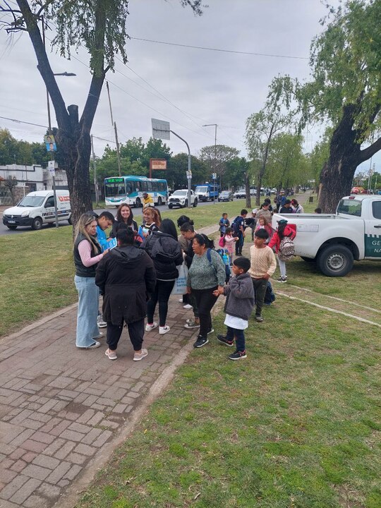 Vecinos recibiendo información sobre las políticas públicas del Estado Nacional.