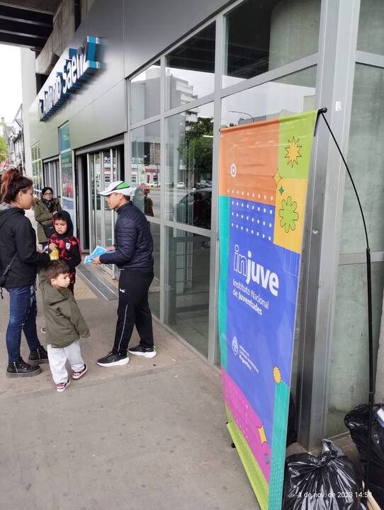 Vecinos de la Estación Saenz reciben información en el punto Informativo Quiero.