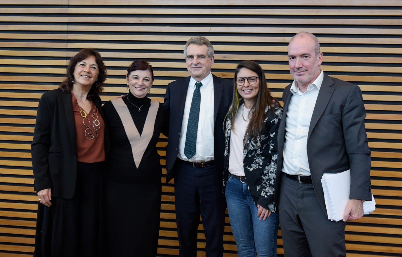 Foto: secretaria Legal y Técnica de la Presidencia, Vilma Ibarra; ministra de Trabajo, Kelly Olmos;  jefe de Gabinete Agustín Rossi; ministra de las Mujeres, Géneros y Diversidad, Ayelén Mazzina; y el secretario de Medios y Comunicación Pública, Juan Ross