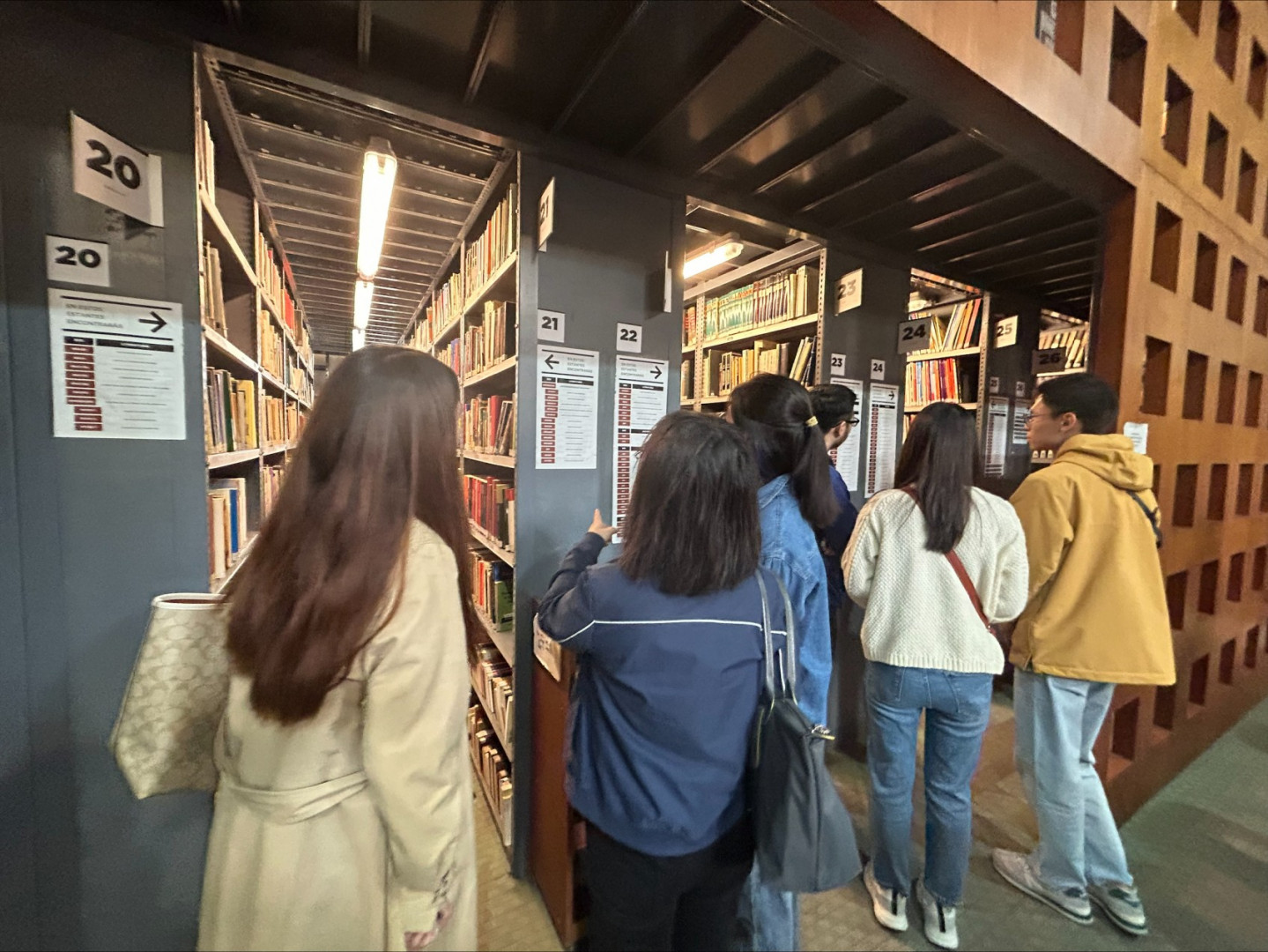 Los/las becarios/as en la Sala de Lectura.