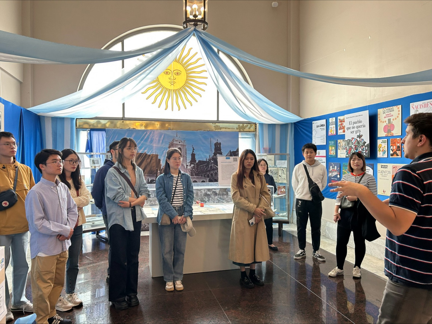 Los/las estudiantes fueron recibidos por personal de la Biblioteca Nacional de Maestras y Maestros.