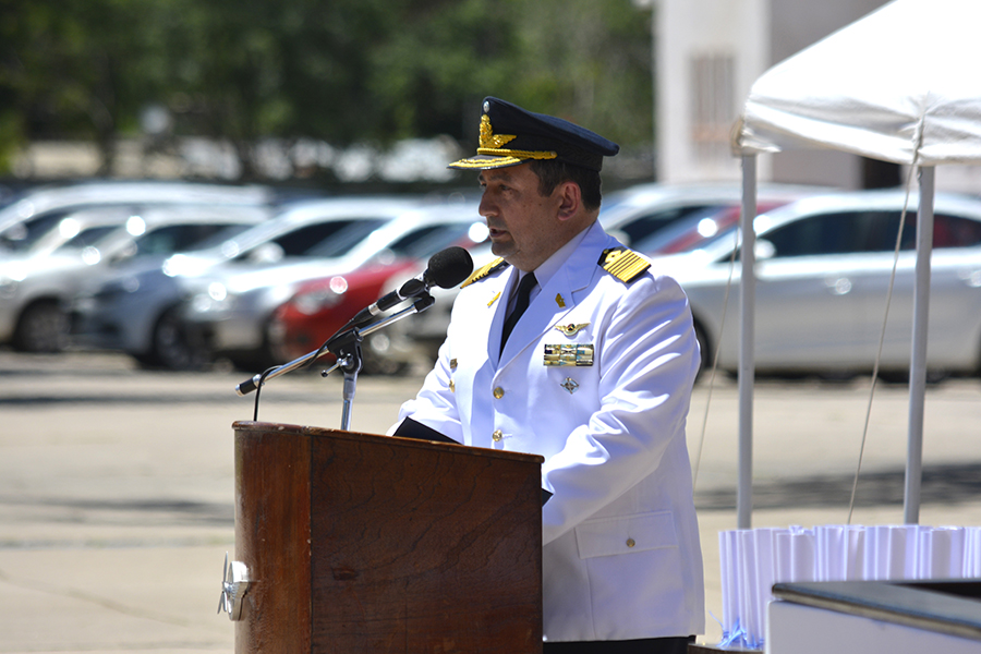 El director de la ESFA brindando un discurso en el egreso de aspirantes