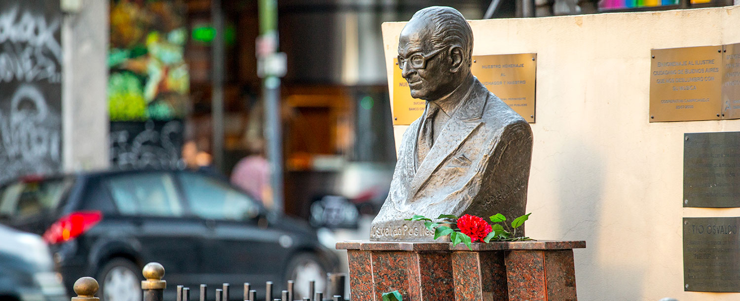 Escultura de Osvaldo Pugliese hecha por la artista Paula Franzi, parte del monumento al músico argentino, ubicado en el barrio porteño de Villa Crespo.