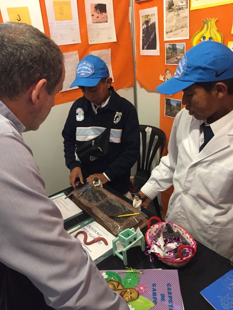 Mauricio y Ramiro le explican su proyecto a Max Gulmanelli, secretario de Gestión Educativa