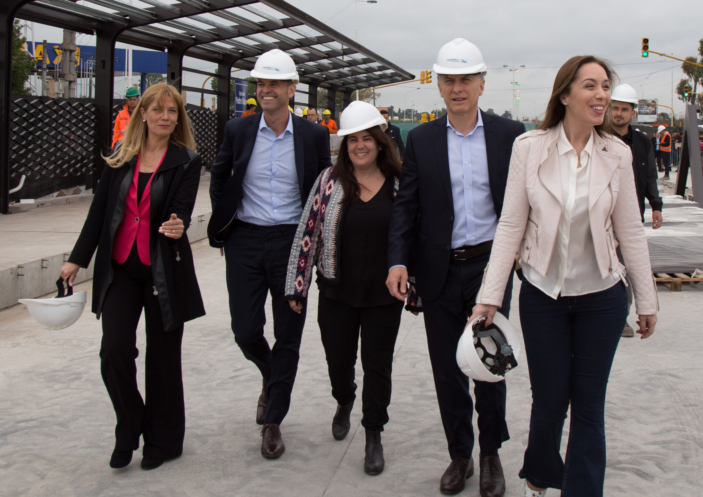 Mauricio Macri, María Eugenia Vidal y otros políticos en el lugar de las obras del corredor del Metrobus