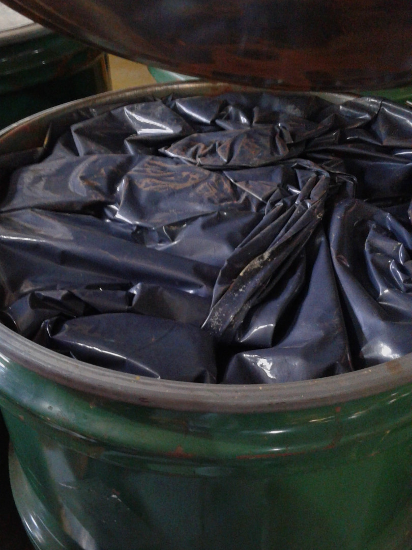 Muestra del contenido de los tambores de residuos sólidos producidos en el CMFSR-CNEA