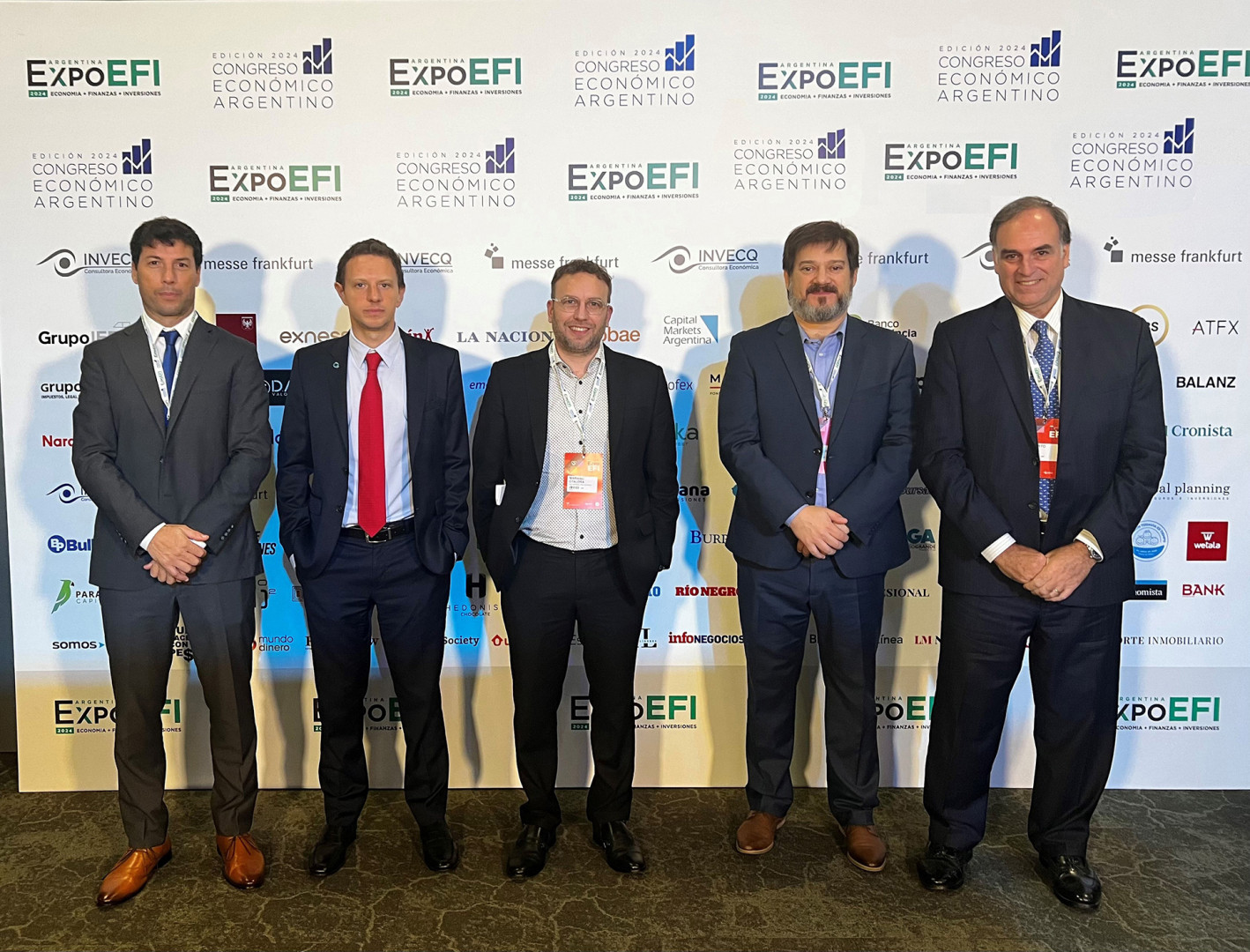 Roberto Silva en la Expo EFI junto a expositores