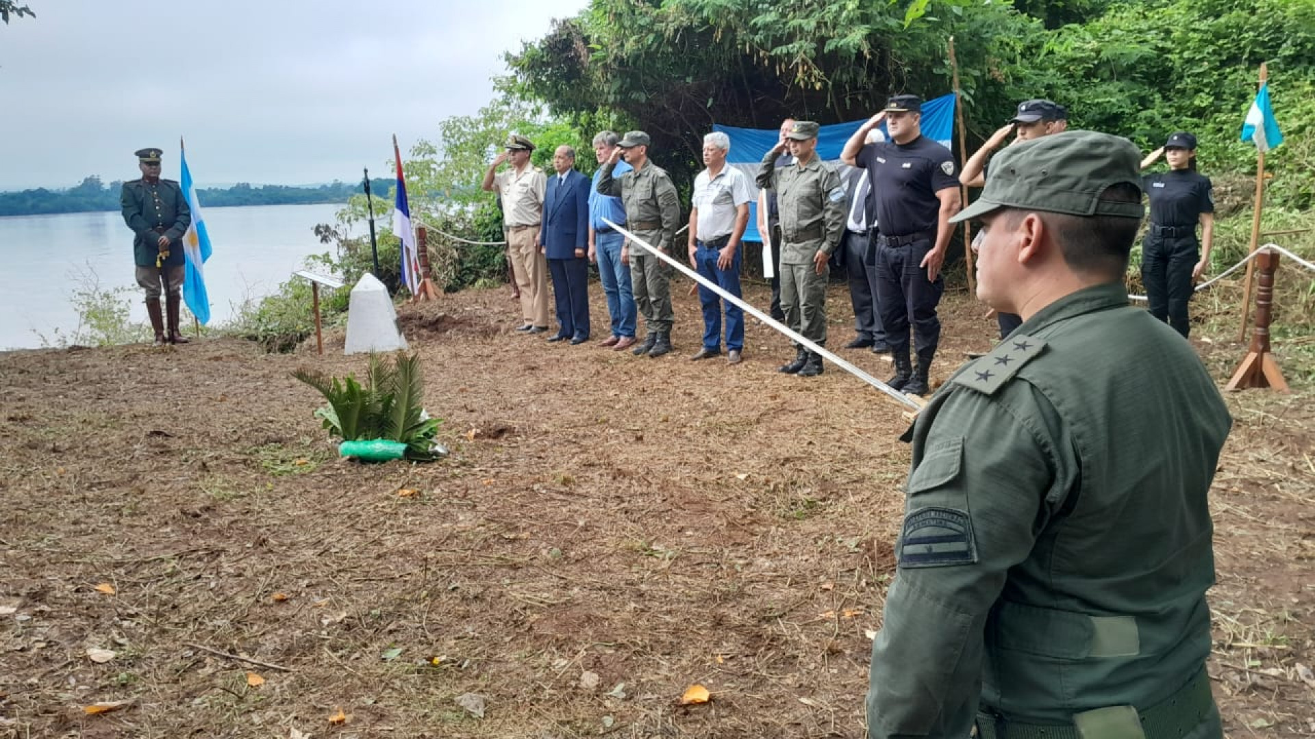 noticiaspuertosantacruz.com.ar - Imagen extraida de: https://argentina.gob.ar/noticias/ceremonia-conmemorativa-del-fallecimiento-del-auxiliar-carlos-antonio-lafuente