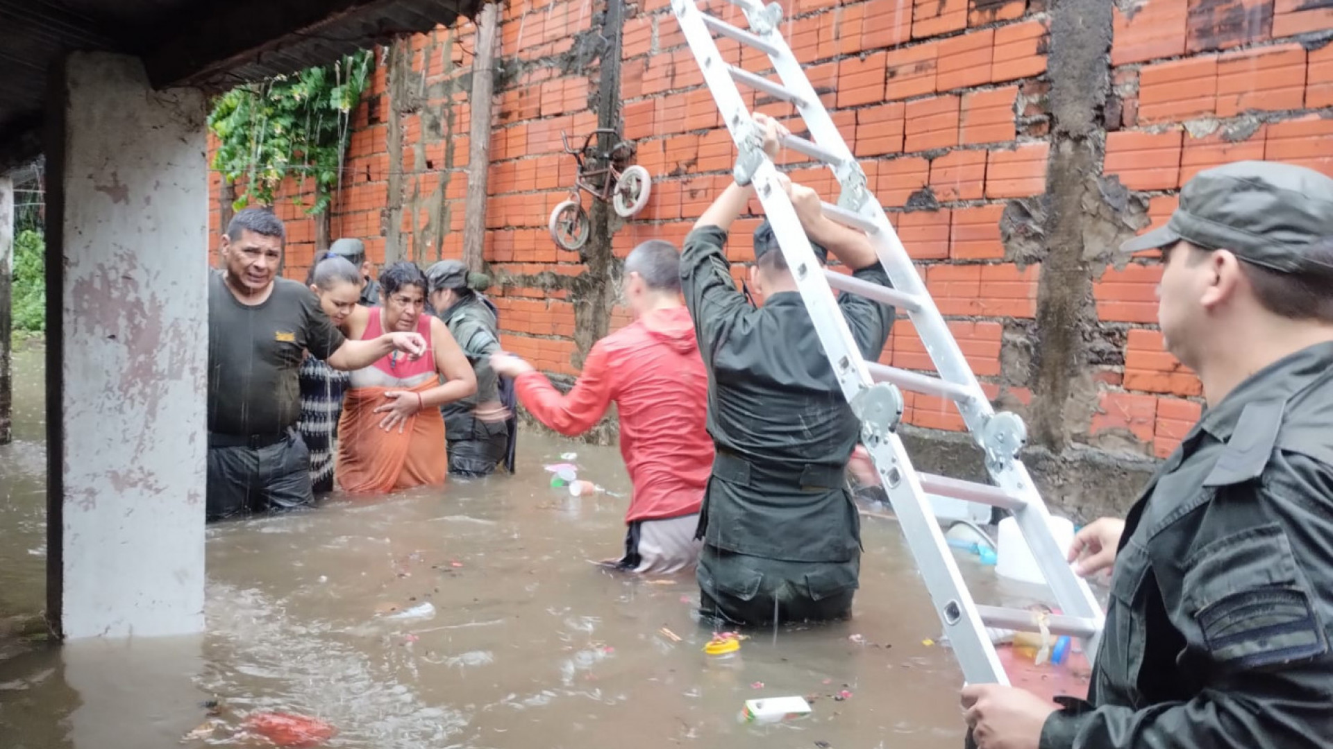 noticiaspuertosantacruz.com.ar - Imagen extraida de: https://argentina.gob.ar/noticias/prefectura-y-gendarmeria-asisten-vecinos-afectados-por-las-inundaciones-en-corrientes