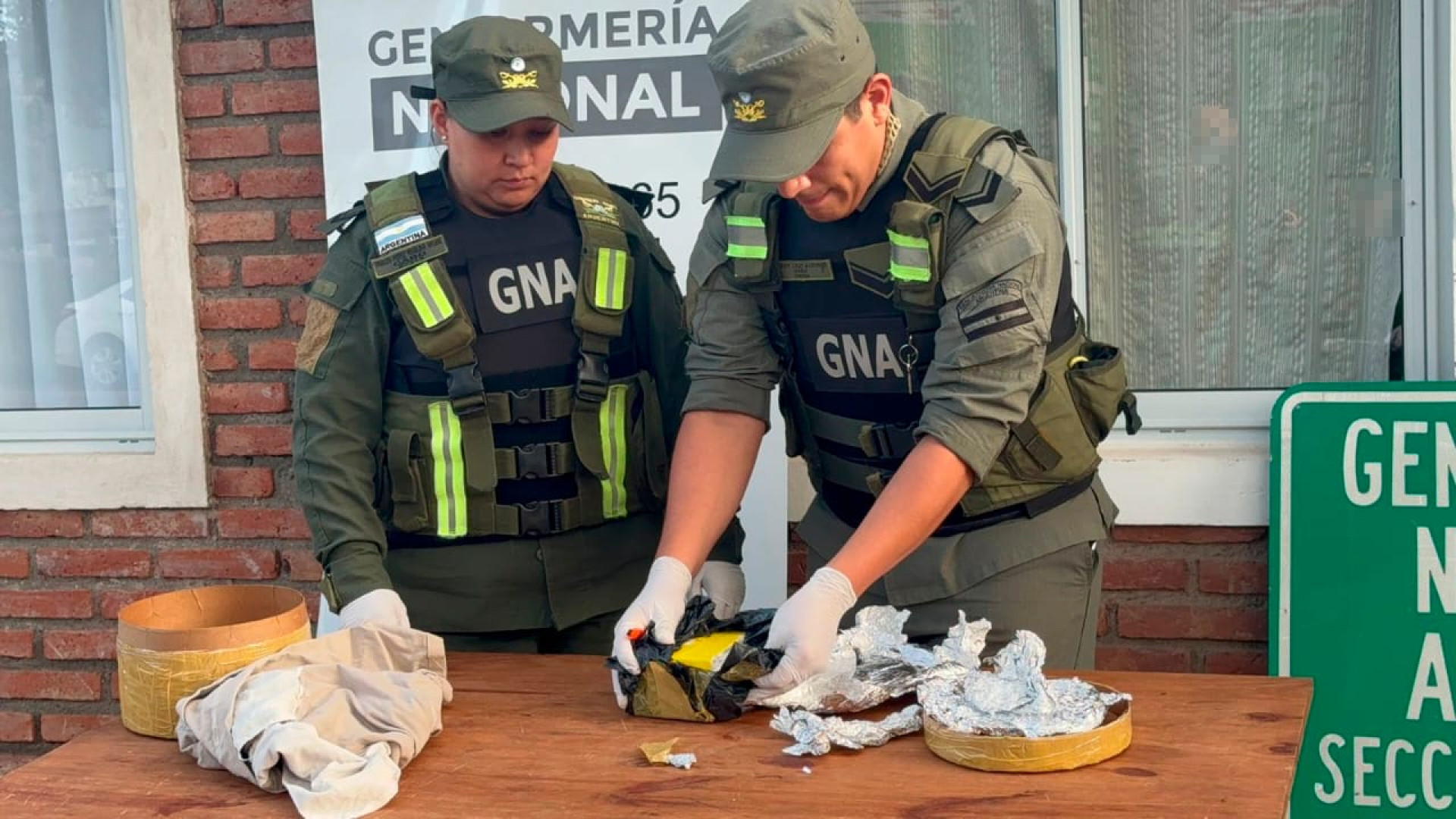 noticiaspuertosantacruz.com.ar - Imagen extraida de: https://argentina.gob.ar/noticias/detectaron-cocaina-dentro-de-una-encomienda-se-realizo-una-entrega-vigilada-y-dos