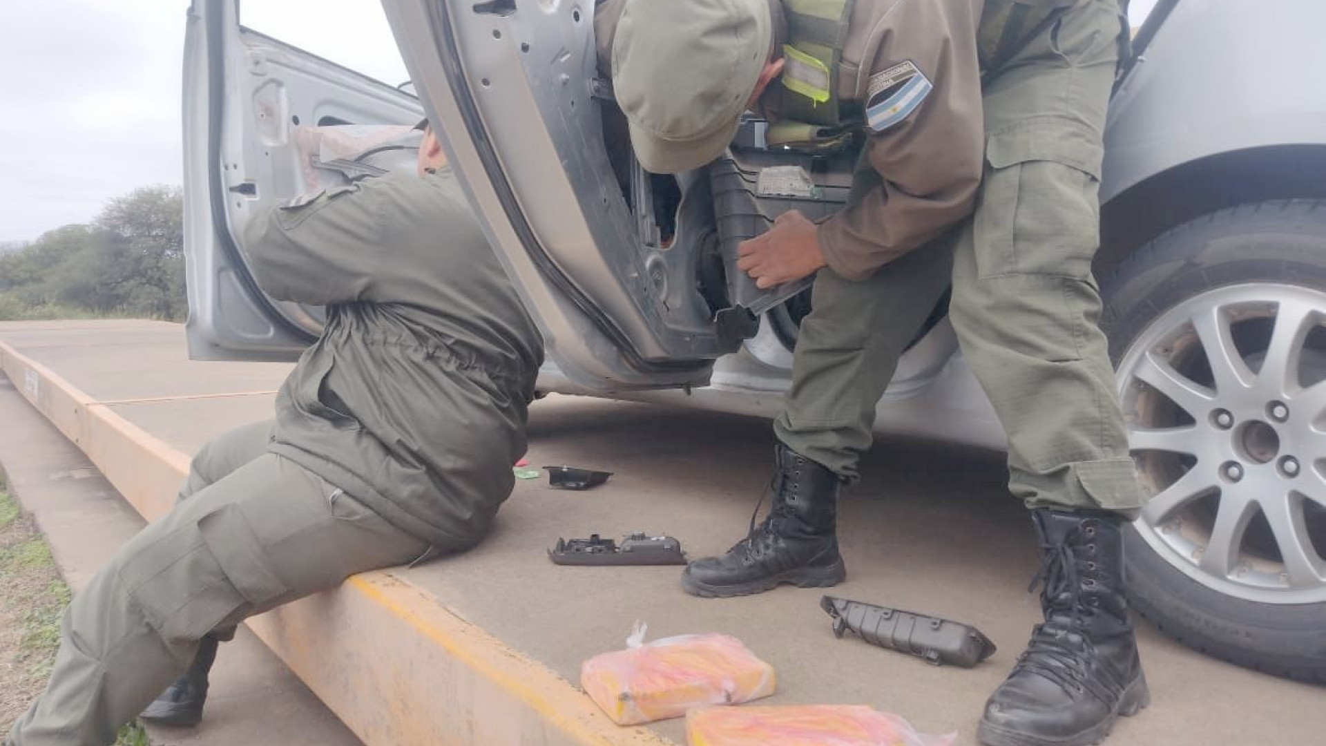 noticiaspuertosantacruz.com.ar - Imagen extraida de: https://argentina.gob.ar/noticias/gendarmes-detectan-15-kilos-de-cocaina-ocultos-en-las-puertas-y-en-el-baul-de-un-rodado