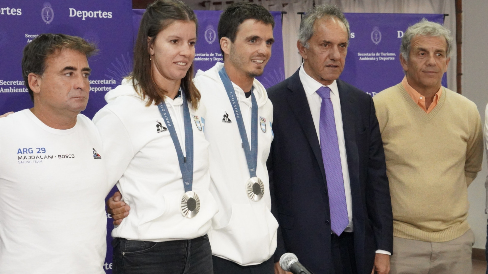 noticiaspuertosantacruz.com.ar - Imagen extraida de: https://argentina.gob.ar/noticias/los-medallistas-de-vela-en-paris-dejaron-su-huella-en-el-cenard