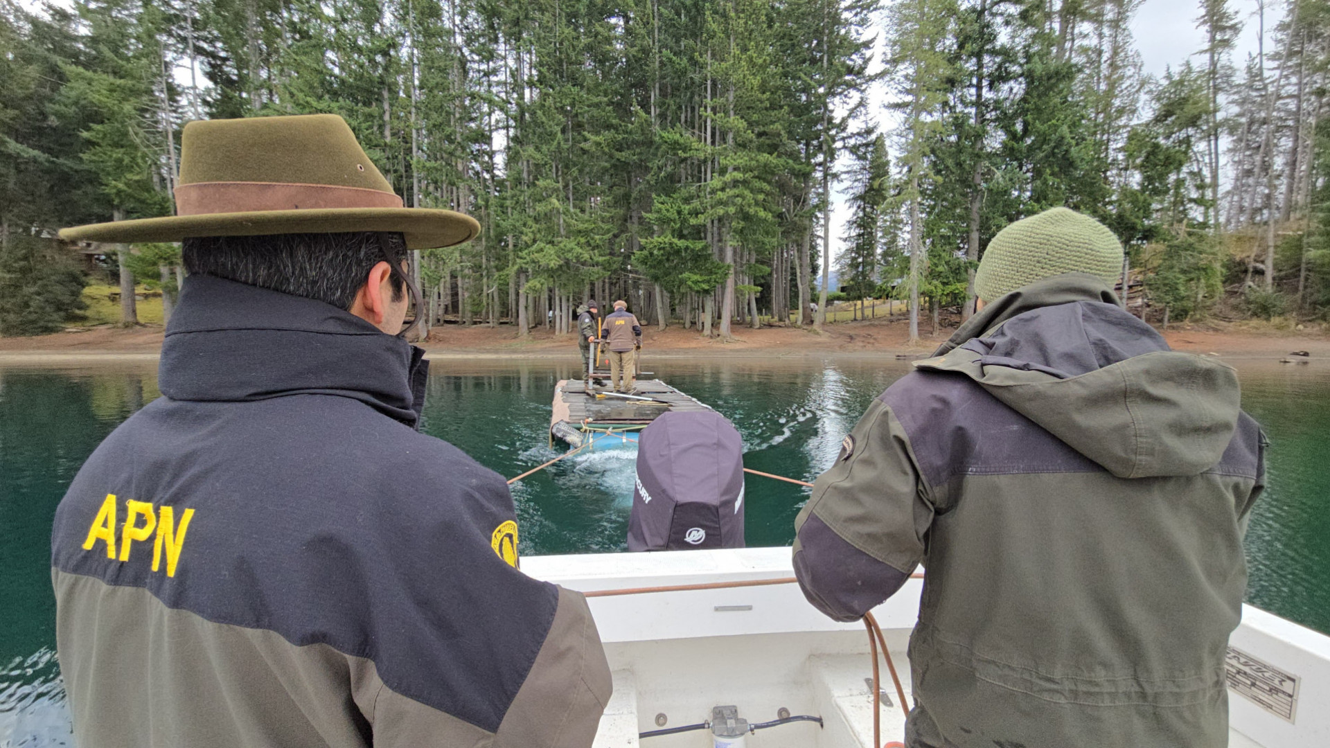 noticiaspuertosantacruz.com.ar - Imagen extraida de: https://argentina.gob.ar/noticias/importante-operativo-para-retirar-boyas-ilegales-en-el-lago-nahuel-huapi