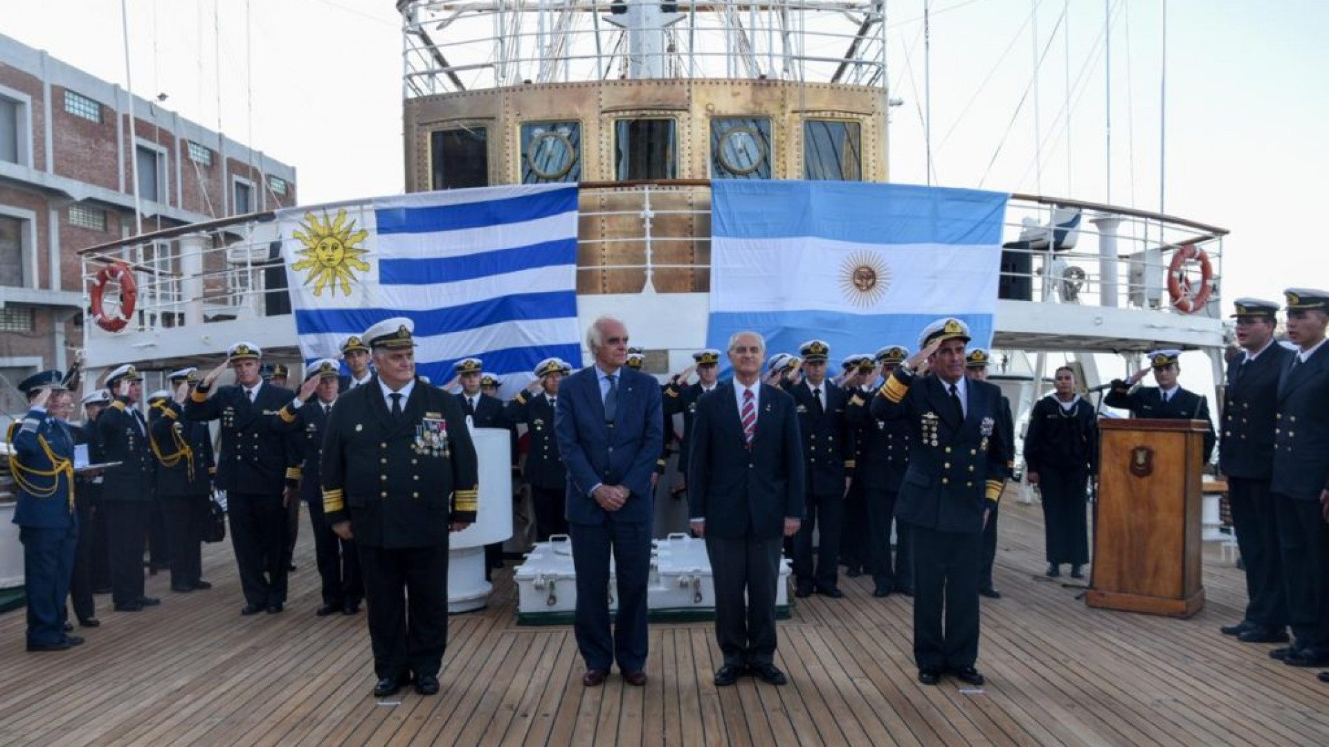 noticiaspuertosantacruz.com.ar - Imagen extraida de: https://argentina.gob.ar/noticias/el-jefe-del-estado-mayor-general-de-la-armada-fue-condecorado-en-uruguay