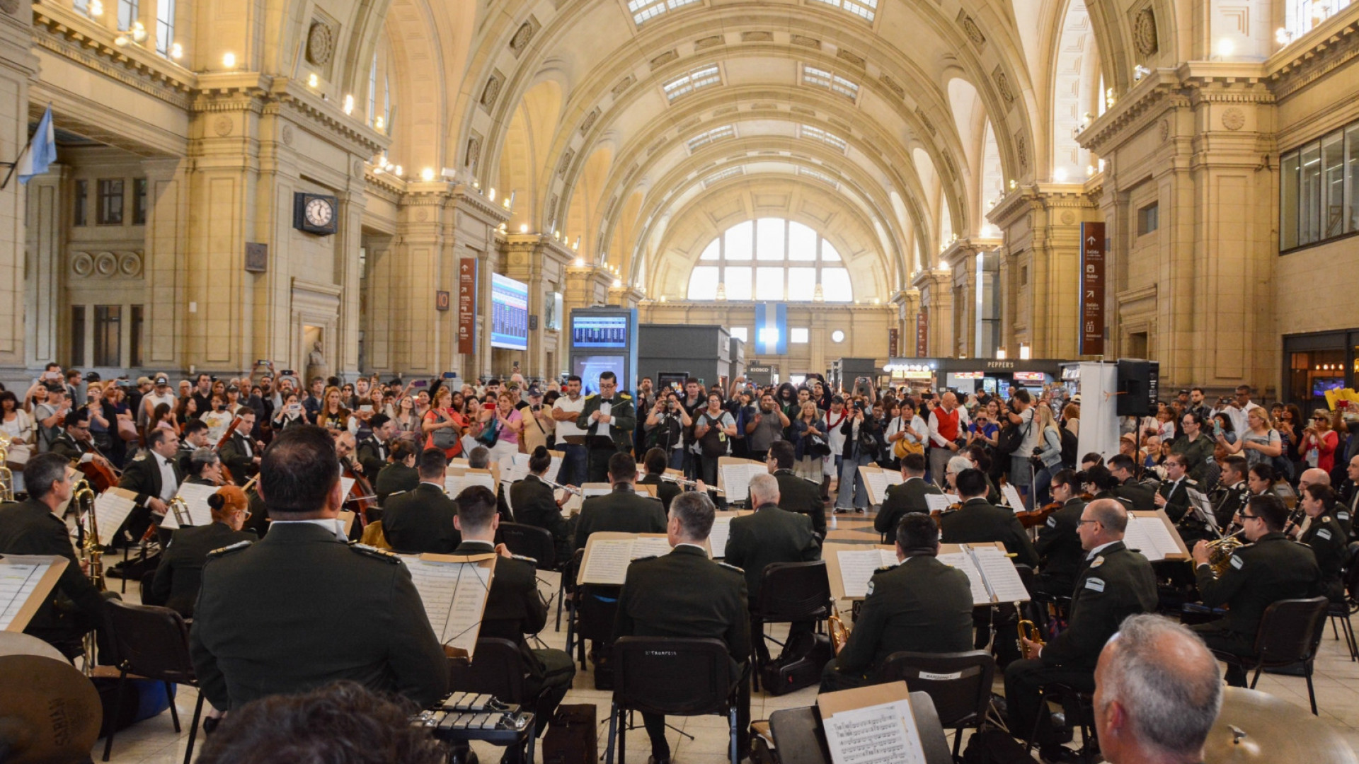 noticiaspuertosantacruz.com.ar - Imagen extraida de: https://argentina.gob.ar/noticias/la-banda-sinfonica-de-gendarmeria-nacional-brindo-un-espectaculo-musical-en-la-estacion