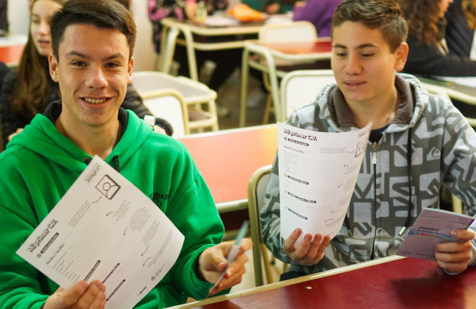 Dos jóvenes en el taller 