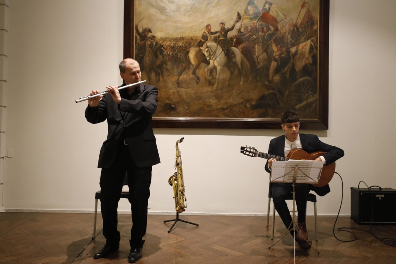 El dúo integrado por Julián Vat (flauta) y Ramiro Farb (guitarra) interpretó repertorio de Astor Piazzolla durante la presentación del ciclo “Tango es patrimonio”.