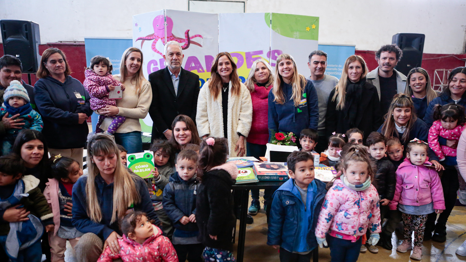 La ministra de Desarrollo Social de la Nación, Victoria Tolosa Paz, y el ministro de Justicia y Derechos Humanos bonaerense, Julio Alak, visitaron el Espacio de Primera Infancia “Grandes Exploradores” rodeados de niños y niñas en el club Chacarita.