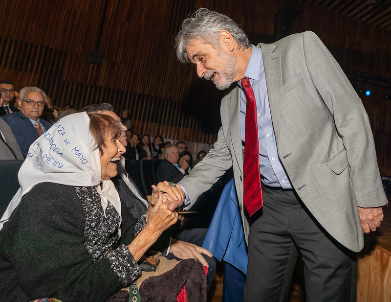 La Madre de Plaza de Mayo Taty Almeida y el ministro de Ciencia, Tecnología e Innovación de la Nación, Daniel Filmus. Foto Kaloian.