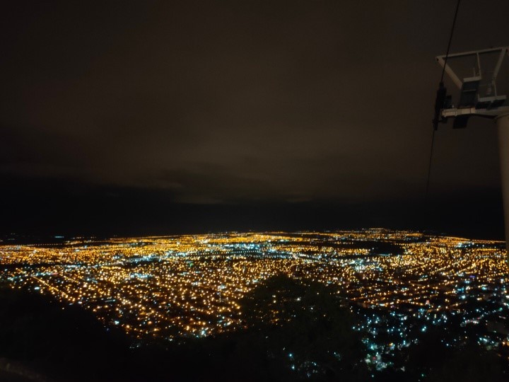 Vista nocturna del Cerro San Bernando, Ciudad de Salta.