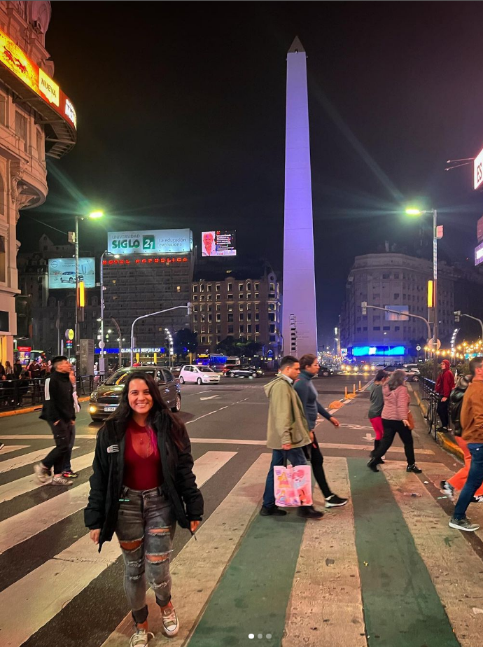 Con el Obelisco de fondo, un recorrido por la calle Corrientes de la Ciudad de Buenos Aires.