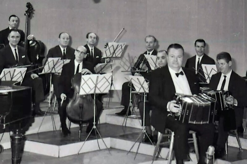 Aníbal Troilo y orquesta en un estudio de radio