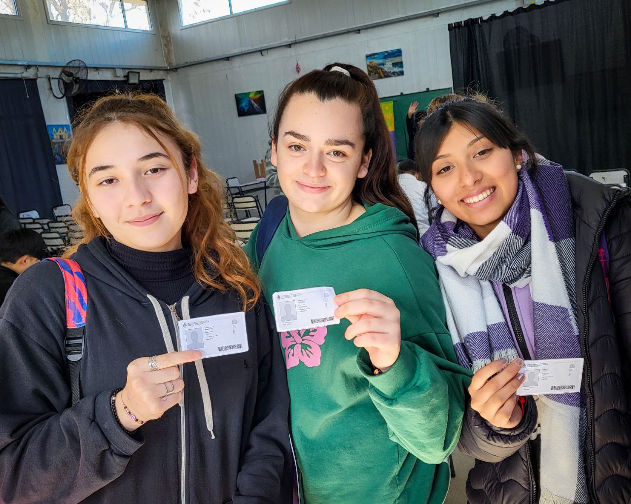 Jovénes en simulacro de voto en San Miguel