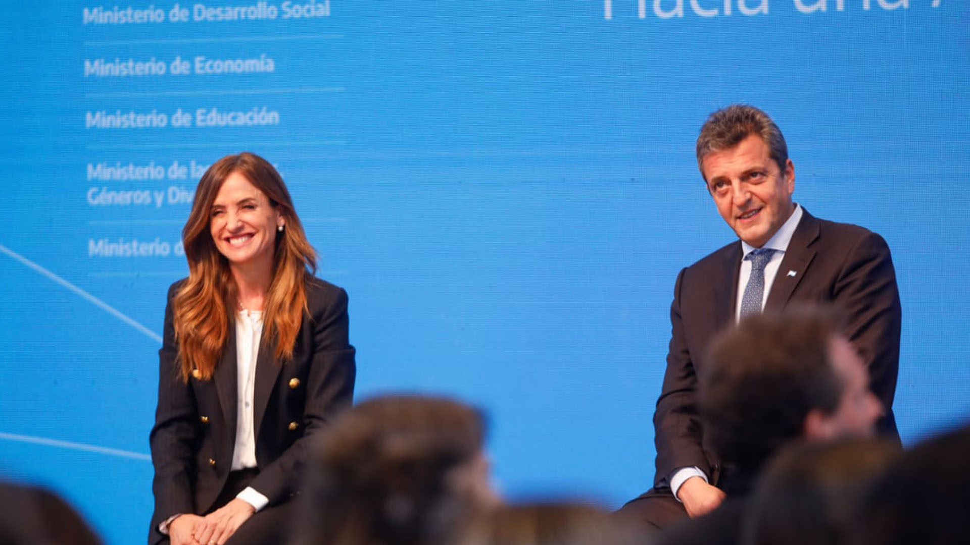 La Ministra Victoria Tolosa Paz junto al Ministro de Economía, Sergio Massa en el escenario del Centro Cultural Néstor Kirchner.