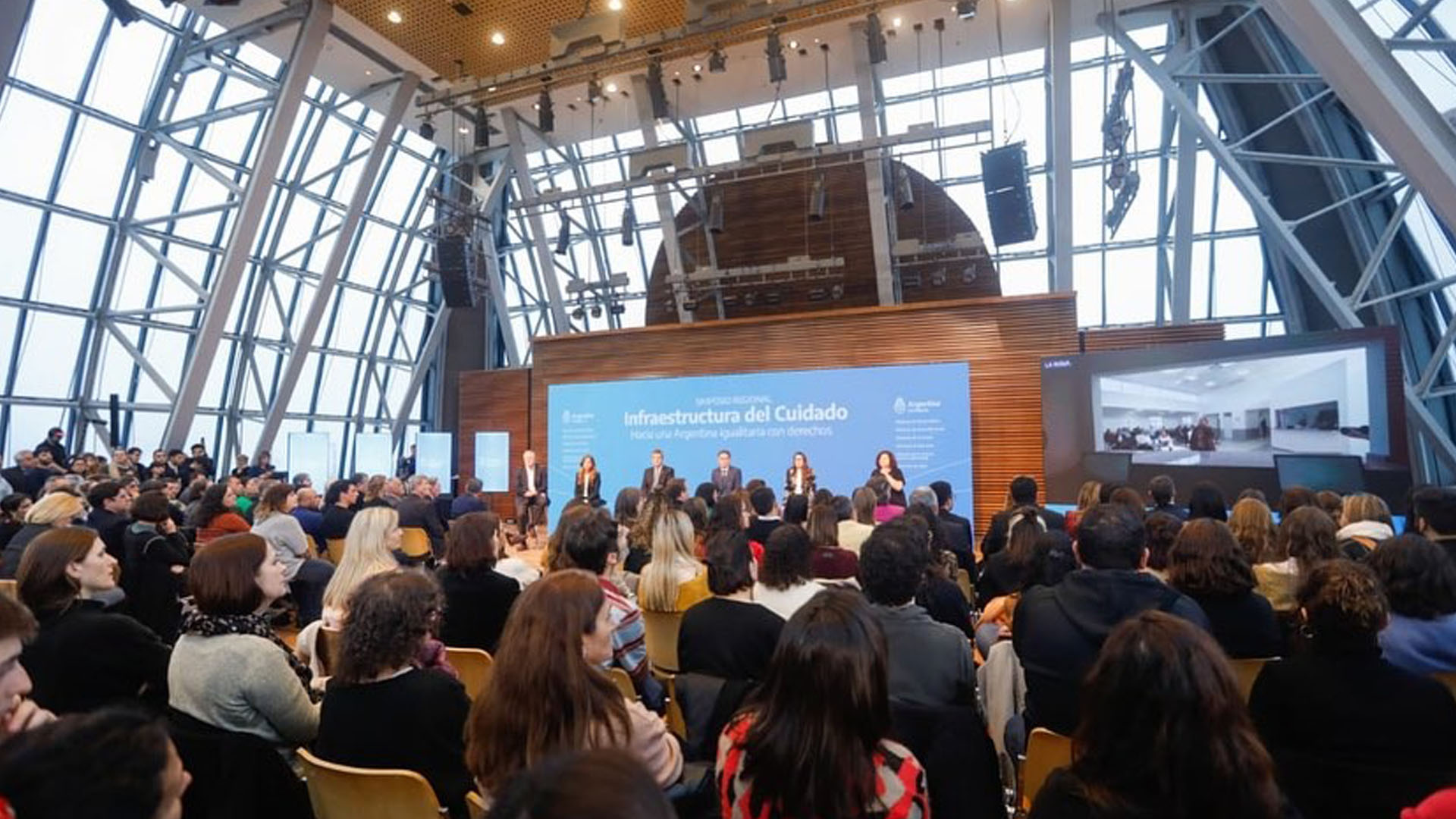 Interior del Centro Cultural Néstor Kirchner con el público presente.