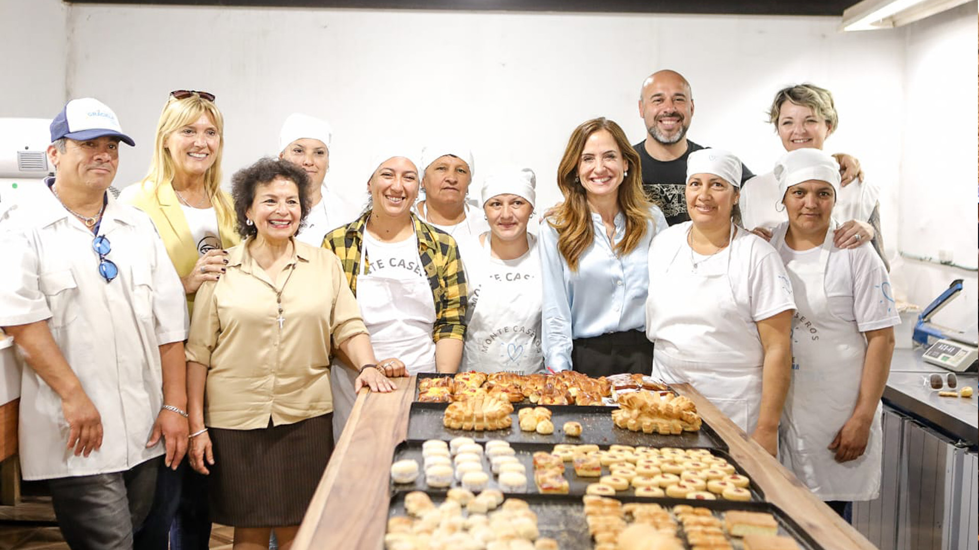 La ministra junto a las y los trabajadores de la Panadería que conforman titulares de Potenciar Trabajo.