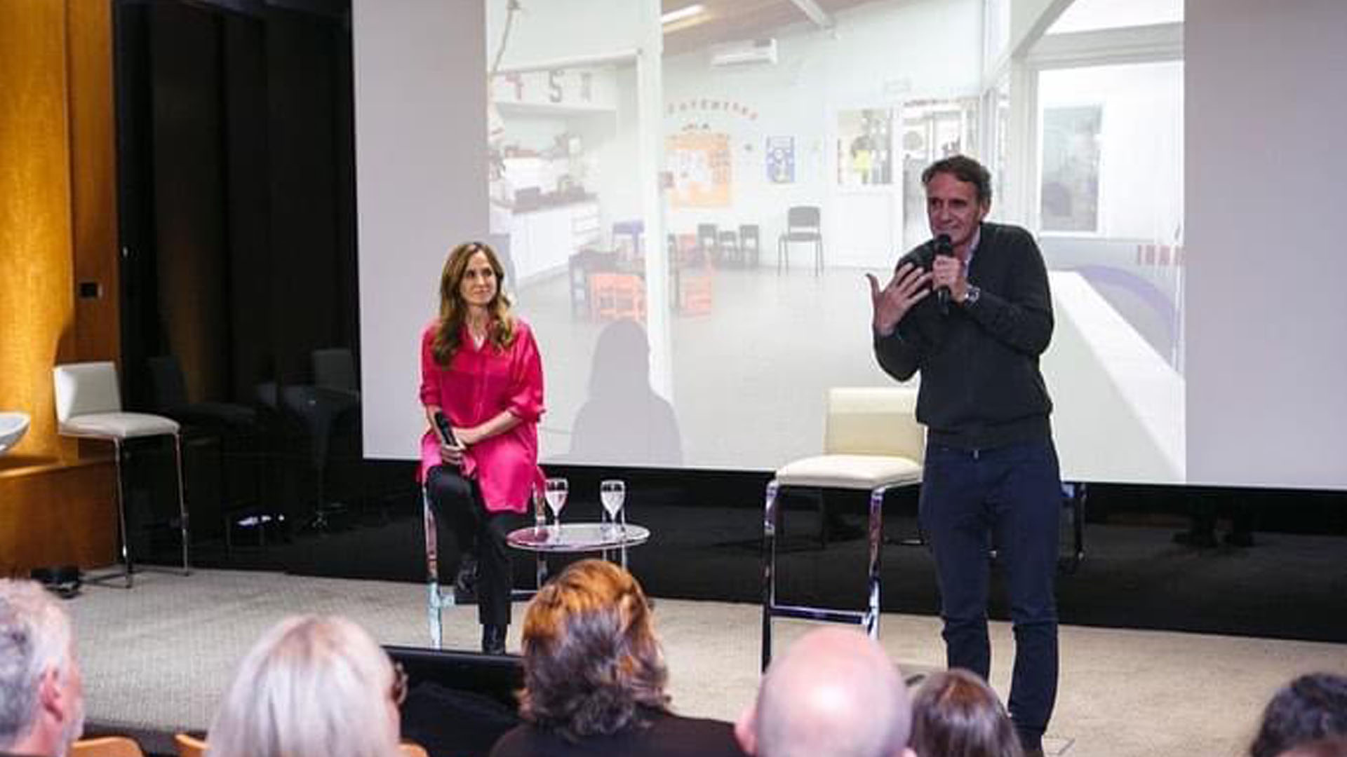 Victoria Tolosa Paz y Gabriel Katopodis en el escenario durante el acto de presentación del encuentro.