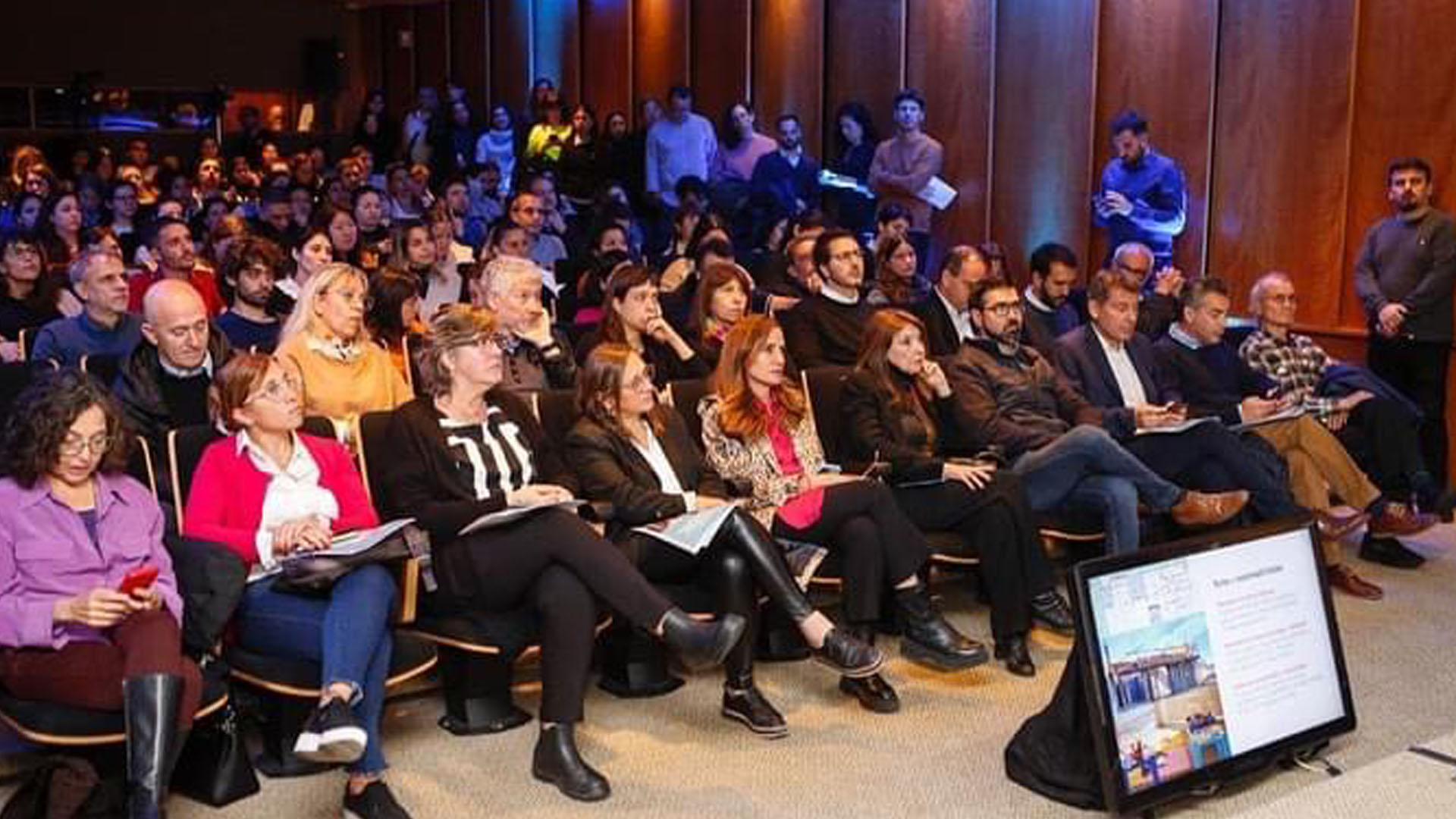 Finalizado el encuentro, que se desarrolló en el auditorio del Ministerio de Obras Públicas de la Nación, tuvo lugar una instancia de capacitación lúdico vivencial, destinada a equipos directivos y personal de los Centros de Desarrollo Infantil.