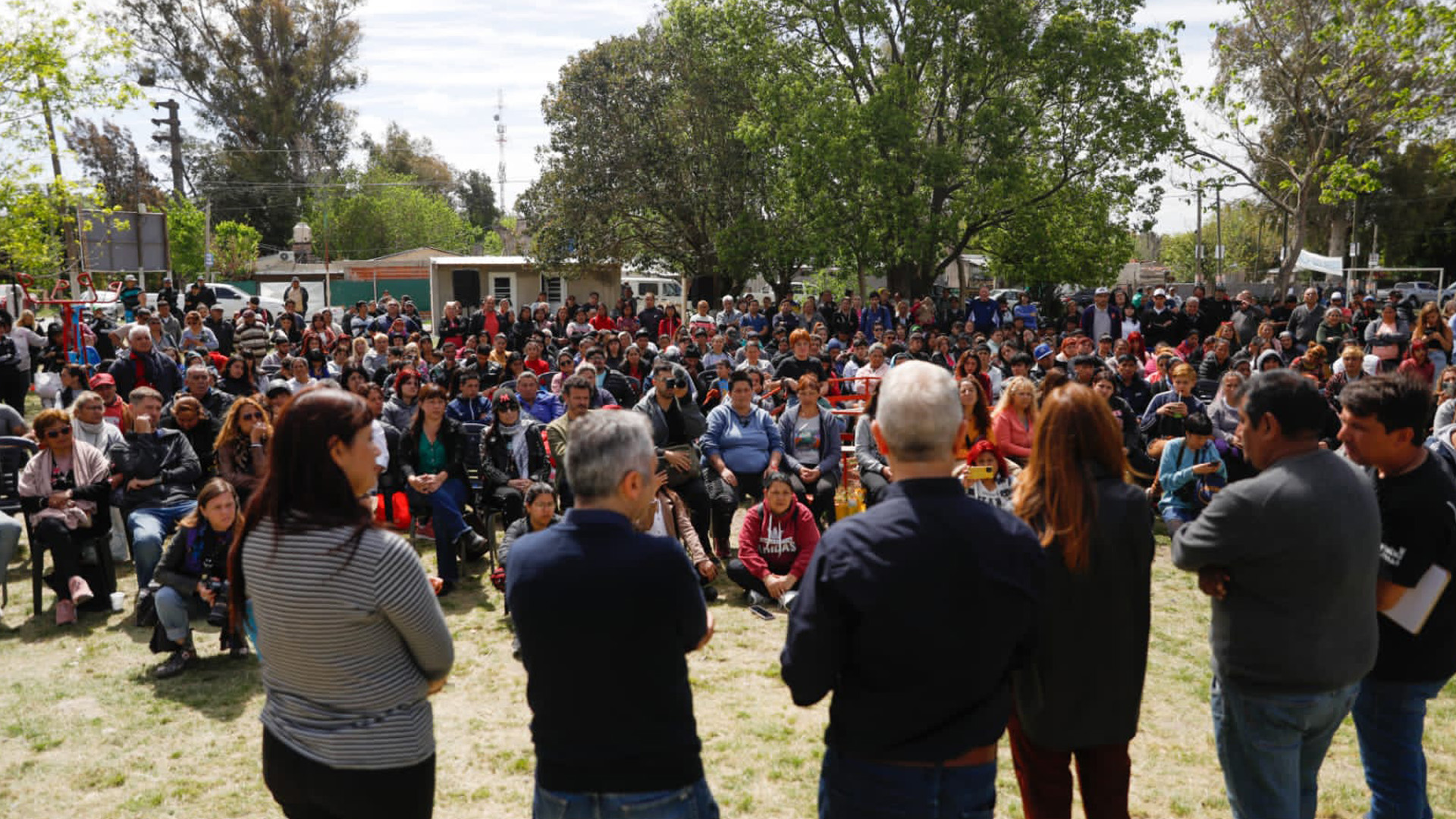 Durante el acto estuvieron presentes la secretaria de Integración Socio Urbana, Fernanda Miño; el subsecretario nacional de políticas sociales, Nicolás Carvalho; el director del Sistema Alimentario Escolar del Ministerio de Desarrollo de la Comunidad de la provincia de Buenos Aires, Gastón Castagneto, entre otros.