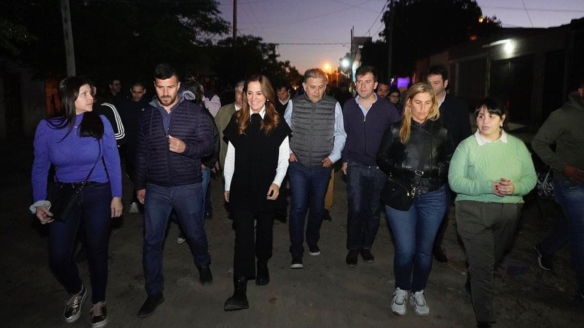 La ministra de noche recorriendo los barrios de Corrientes por la asistencia tras la emergencia climática.