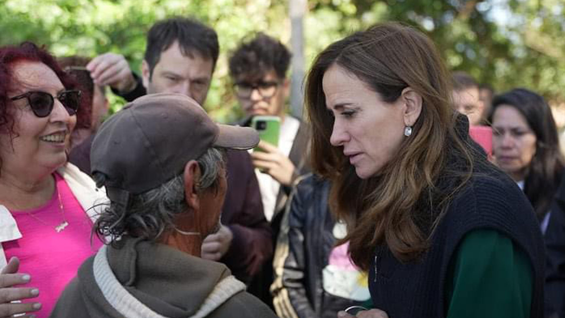 La ministra dialogó con las familias afectadas por el temporal.