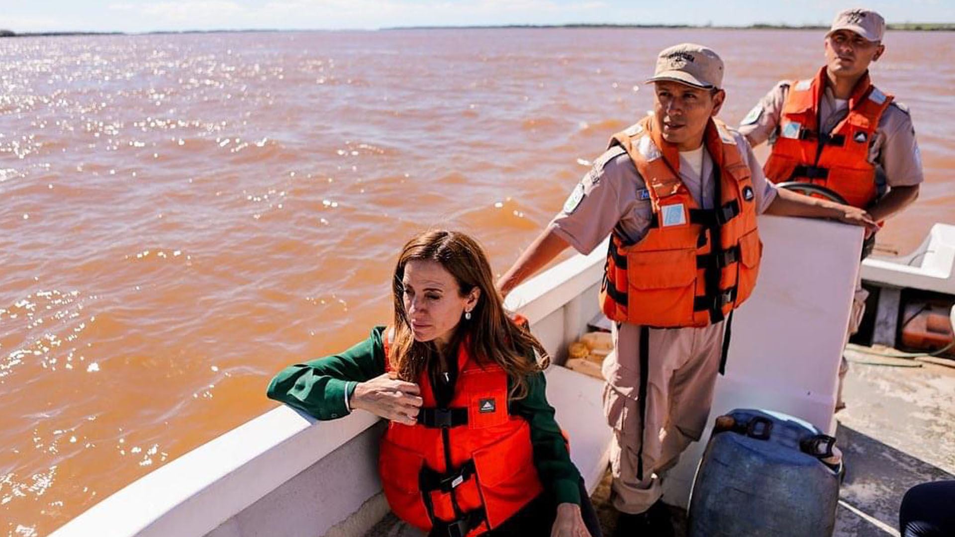 La ministra recorrió la ribera en otra embarcación de la Prefectura Naval Argentina. 