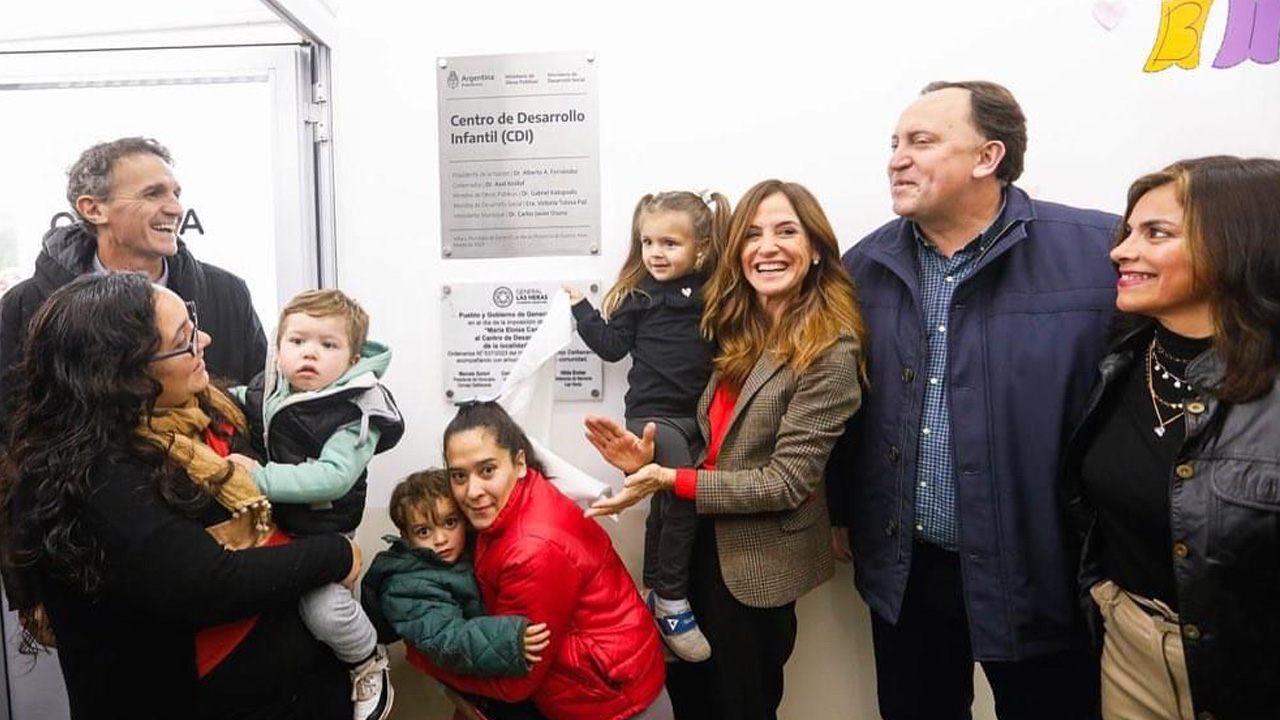 La Ministra Victoria Tolosa Paz descubriendo la placa en la inauguración del Centro de Desarrollo Infantil en Las Heras junto a Gabriel Katopodis.