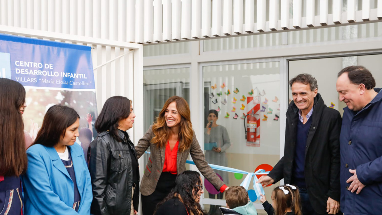 La Ministra Victoria Tolosa Paz junto a Katopodis y titulares del nuevo espacio de primera infancia en Las Heras.