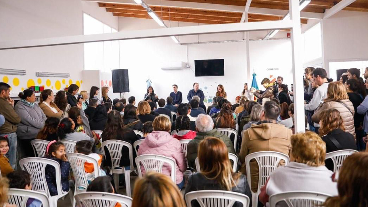 La ministra frente a los vecinos y vecinas en la inauguración del nuevo espacio de primera infancia.