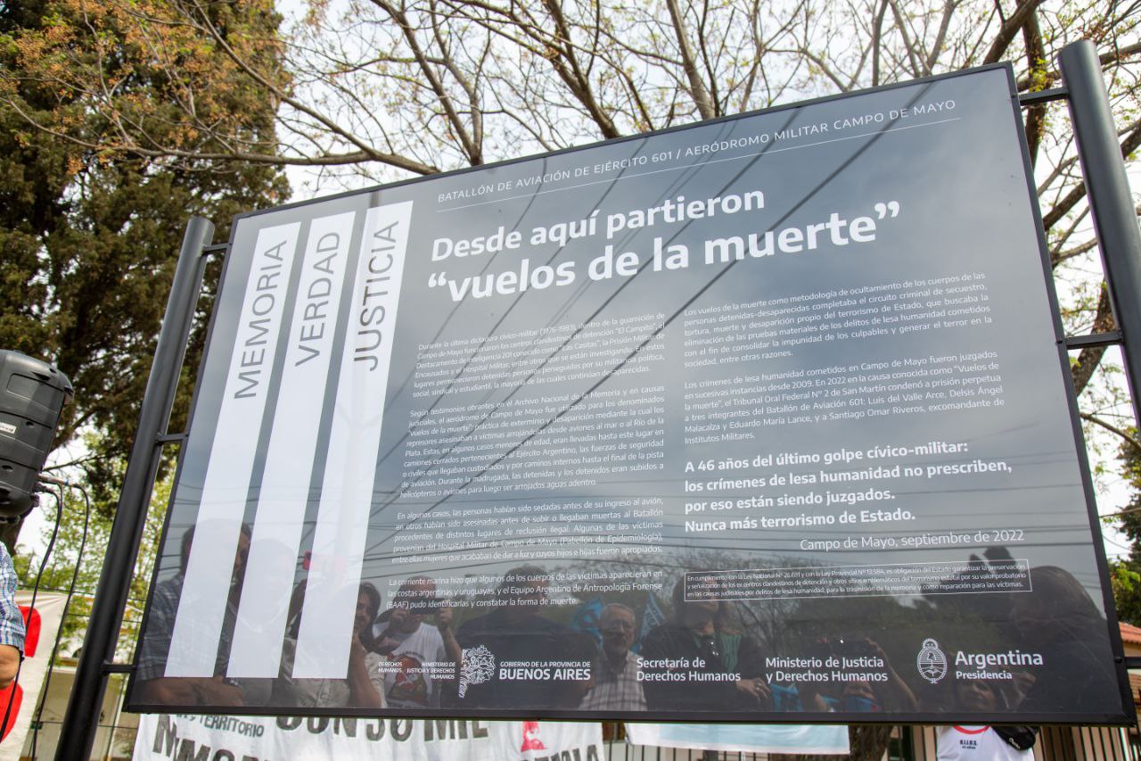 Cartel sobre vuelos de la muerte Aeródromo Campo de Mayo