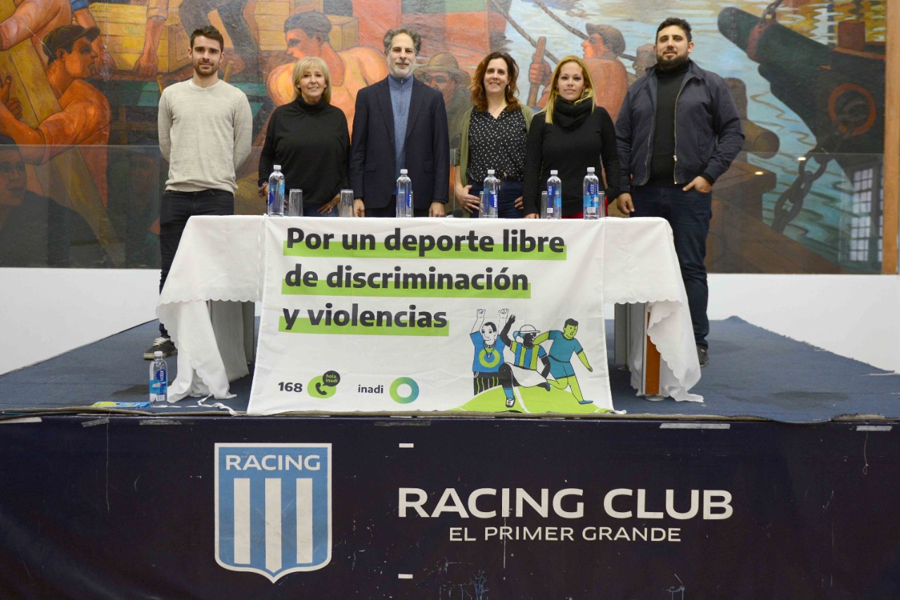 Funcionarios del INADI y de Racing Club con bandera del INADI